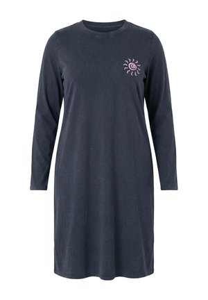 Langærmet mørkegrå knælang kjole med et lille pink spiral-solmotiv på øverste venstre bryst.