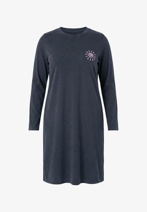 Długa szara sukienka z długim rękawem do kolan, z małym różowym wzorem spirali słońca na górnej lewej piersi.