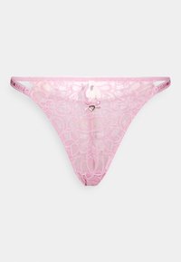 Krajkové tanga v světle růžové barvě, se květinovými vzory, saténovou mašlí vpředu a malým srdíčkovým přívěskem na pásku.