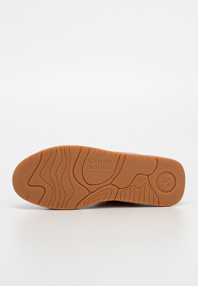 Bruine rubberen buitenzool met gestructureerde grippatronen, ingedrukte logo "SCOTCH & SODA AMSTERDAM," ronde hak en glad oppervlak.