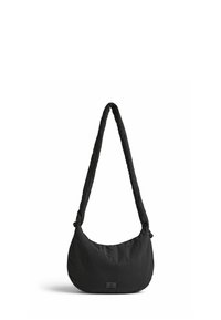 Sort skuldertaske lavet af letvægts, quiltet stof. Har en rund form og en lang, justerbar rem. Inkluderer et lille logo-patch.