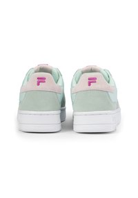 Sneakers verde menta realizzati in materiali scamosciati e in pelle, con suole bianche e accenti rosa sul tallone e sul logo. Forma arrotondata, design con lacci.