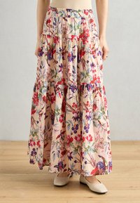 Gonna maxi floreale con sfondo pesca, volant a più strati e vita elasticizzata. Presenta fioriture vivaci di rosso, viola e verde.