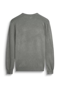 Pullover grigio lavorato a maglia con maniche lunghe, colletto rotondo e orli a costine. Design semplice con texture liscia e senza motivi o dettagli visibili.