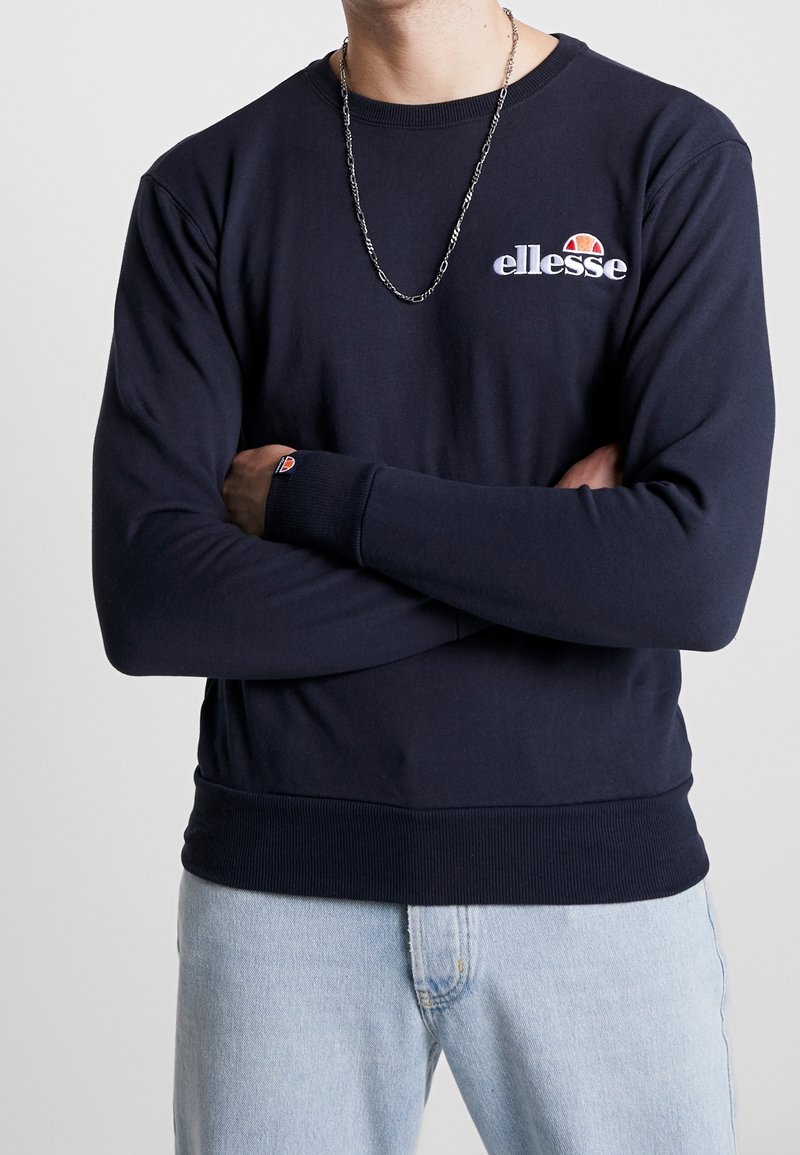 Mörkblå sweatshirt i bomullsmix, med långärmar, rund halsringning, ribbade muddar och nederkant, samt logotypdetalj framtill.