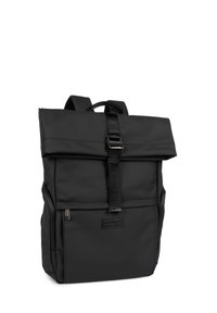 Zaino nero realizzato in tessuto liscio con design a roll-top, spallacci regolabili, chiusura anteriore con fibbia e tasca laterale con zip.