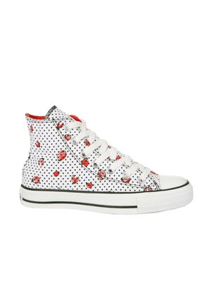 Sneaker bianca alta con pois neri e piccoli motivi floreali rossi, lacci bianchi e suola in gomma bianca con fascia nera.