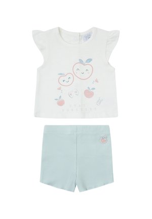 Camiseta blanca para bebé con gráficos de manzanas sonrientes y texto "Stay Positive", combinada con pantalones cortos acanalados azul claro con parche de manzana.