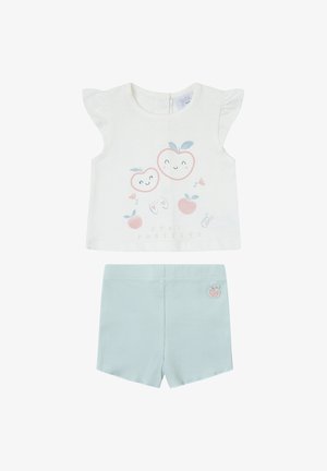 Camiseta blanca para bebé con gráficos de manzanas sonrientes y texto "Stay Positive", combinada con pantalones cortos acanalados azul claro con parche de manzana.