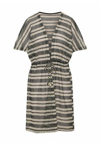 Sukienka w czarno-białe paski z dekoltem w serek, krótkimi rękawami i wiązaniem w talii. Materiał ma teksturowane wykończenie oraz luźny krój.