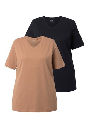 Due T-shirt a V semplici, una beige davanti e una nera dietro, entrambe con maniche corte e vestibilità standard.