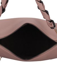 Roze handtas van kunstleer met een gevlochten riem, ritssluiting en een getextureerd oppervlak. Het interieur is donker en eenvoudig.