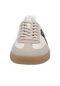 Beige Sneaker mit Obermaterial aus Wildleder und Leder, runder Zehenform, Schnürdesign und Gummisohle mit strukturiertem Grip. Schwarzer Akzent an der Seite.
