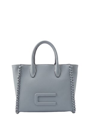 Graue Ledertasche mit zwei Griffen, geflochtenen Details an den Seiten und einem großen erhabenen Buchstaben C in der Mitte vorne.