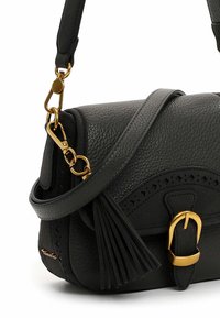 Borsa a tracolla in pelle nera con texture, dotata di hardware dorato, dettaglio della fibbia e un pon-pon decorativo. Inclusa una tracolla regolabile.