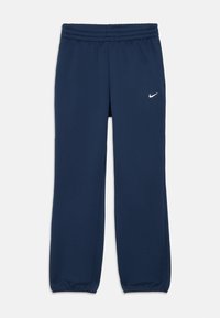 Nike donje hlače tamnoplave boje, izrađene od glatkog materijala. Imaju elastičnu gumicu u struku i mali bijeli logo sprijeda.