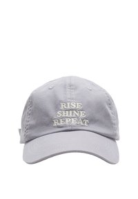 Baumwoll-Baseballmütze in Hellgrau mit gesticktem weißen Text "RISE SHINE REPEAT" auf der Vorderseite, mit einem gebogenen Schirm und verstellbarem Riemen.