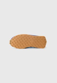 Schoenzool met een gekleurde rubberen oppervlakte in tan, met kleine vierkante en cirkelvormige profielpatronen voor grip.
