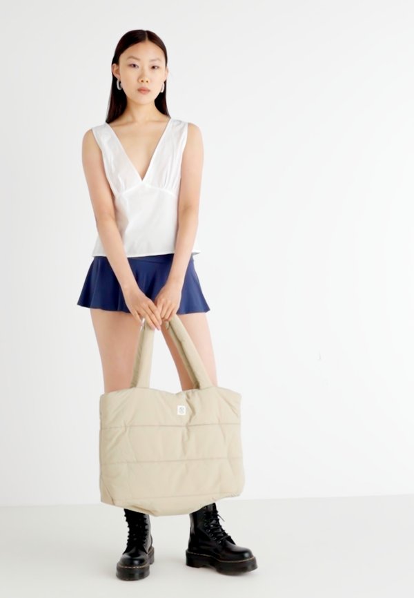 SASJA ICON KEY - Tote bag - trench coat4