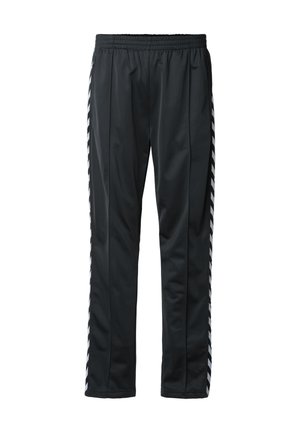 Sorte atletikbukser lavet af glat, let stof med elastisk talje og hvide chevronstriber langs siderne.