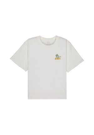 T-shirt blanc à manches courtes avec une petite rose verte et un logo orange "RVCA" sur le haut gauche de la poitrine.