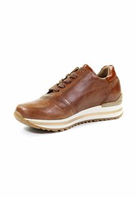 Sneaker en cuir marron avec une finition lisse, devant à lacets, col rembourré et semelle en caoutchouc texturée avec une semelle intermédiaire blanche contrastante.