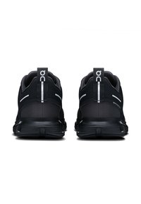 Schwarze Laufschuhe mit einer strukturierten Oberseite, die reflektierende weiße Akzente und eine Zuglasche an der Ferse aufweisen, entworfen für Komfort und Unterstützung.
