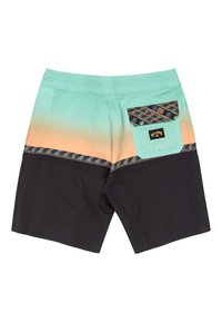Badeshorts med en gradient fra mintgrøn til fersken, med en sort bundsektion. Baglomme med mønstret stof og label.