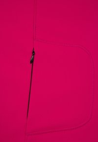 Fuksjowa sportowa kurtka z zamkiem błyskawicznym w kieszeni i kontrastowym czarnym zamkiem. Posiada gładki, elastyczny materiał oraz płaskie szwy.