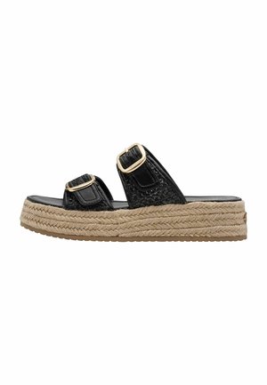 Czarne sandały na platformie z plecioną teksturą, podwójnymi regulowanymi paskami, złotymi klamrami i środkową częścią podeszwy z liny jutowej. Gładka czarna wkładka i gumowa podeszwa.