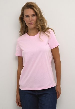 Helles rosa T-Shirt mit kurzen Ärmeln aus Baumwolle, das einen runden Ausschnitt und eine lockere Passform hat. Trägt man mit dunkelblauen Jeans.