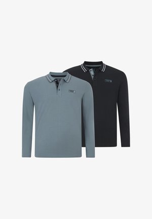 Zwei Langarm-Polohemden – eines in Hellgrau, das andere in Schwarz – mit kontrastierenden gestreiften Kragen und gestickten Logodetails.