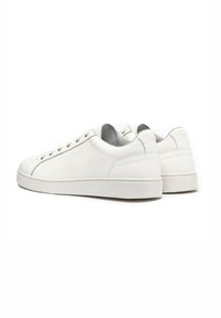 Białe skórzane sneakersy z perforowanymi bokami, płaskimi sznurówkami i okrągłym noskiem. Minimalistyczny design z gumową podeszwą i subtelnym detalem szwu.