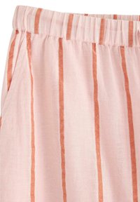 Ljust rosa tyg med vertikala orange ränder, med elastisk midja och mjuk, strukturerad finish. Lätt draperad design.