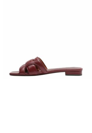 Sandale plate bordeaux avec brides en cuir tressé et petit talon sur fond blanc.