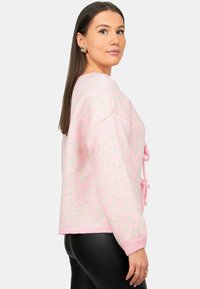 Maglione rosa lavorato a maglia con motivo leopardato, vestibilità ampia e dettagli con coulisse in vita. Maglia testurizzata con polsini a costine.