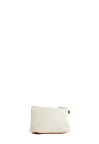 Borsa in tela di colore avorio con una superficie liscia. Caratterizzata da una chiusura a zip, dettagli in pelle marrone e un design con fondo arrotondato.