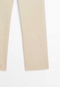 Beige rechte broek van een gladde stof. Heeft een schoon, minimalistisch ontwerp met een eenvoudige zoom en geen zichtbare versieringen.