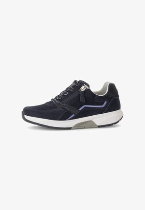 Marineblaues Wildleder-Sneaker mit weißer Sohle, silbernen Akzenten und elastischen Schnürsenkeln. Verfügt über einen Reißverschluss und lila Details an der Seite.