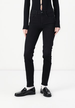 Černé skinny džíny vyrobené z denimu, s klasickým pětipocket designem, hladkou texturou a jednoduchým zapínáním na knoflík a zip.