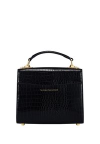 Svart handväska i fusk krokodilskinn med en strukturerad form, handtag ovanpå, gyllene detaljer och en framtagen ficka som visar varumärkesnamnet.