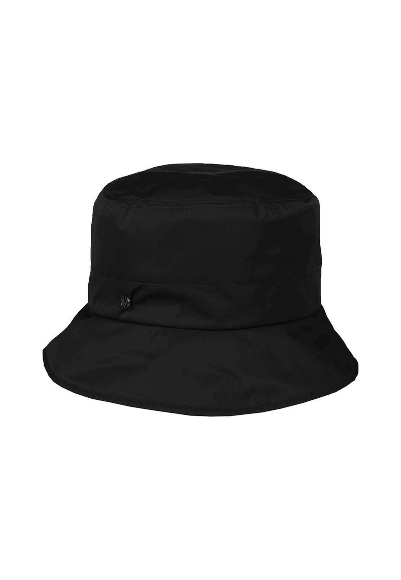 Cappello a secchiello nero realizzato in tessuto resistente, con una parte superiore arrotondata e una visiera larga e inclinata verso il basso, caratterizzata da un dettaglio di cucitura piatta.