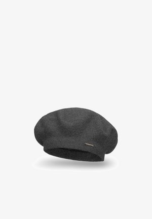 Szara dziergana beretka o okrągłym kształcie, z teksturowanym materiałem i małym metalowym logo na boku.