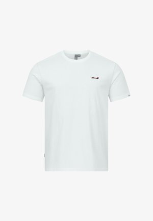 T-shirt blanc à manches courtes avec petit logo de voiture de course rouge et noir sur la poitrine gauche et col rond.