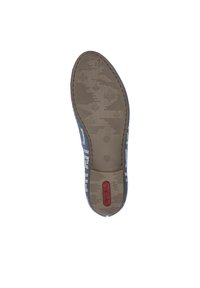 Schuhsohle mit einer strukturierten hellbraunen Gummibasis. Mit einem floralen Muster und einem roten Logo in der Nähe der Ferse. Der obere Teil ist in Blau und Weiß gewebt.