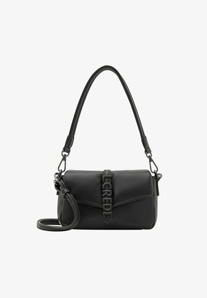 Bolso de mano de cuero negro con una tapa plegable, que presenta un acento de logo voluminoso, una correa de hombro desmontable y una textura suave.