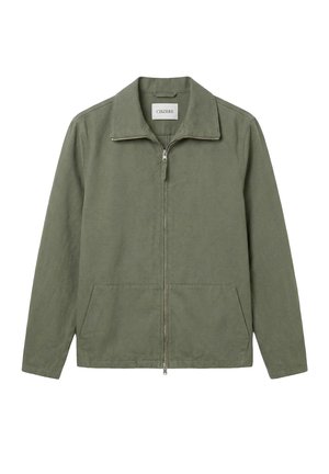 Olivengrønn glidelåsjakke med lange ermer, krage, to frontlommer og synlig merkeetikett ved halsen.