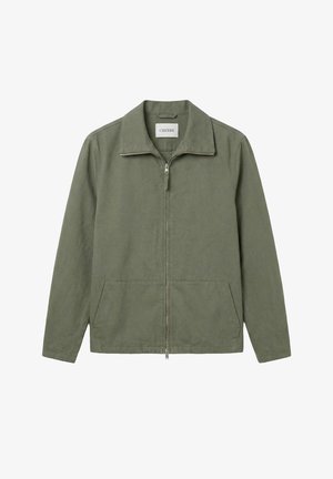 Olivengrønn glidelåsjakke med lange ermer, krage, to frontlommer og synlig merkeetikett ved halsen.