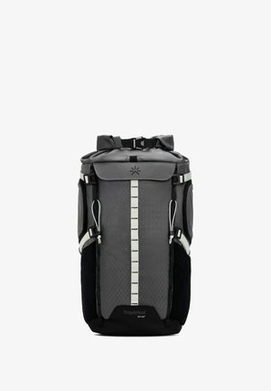 Zaino grigio con chiusura a rotolo, pannello frontale testurizzato, accenti neri, cinghie riflettenti e tasche laterali in rete regolabili.