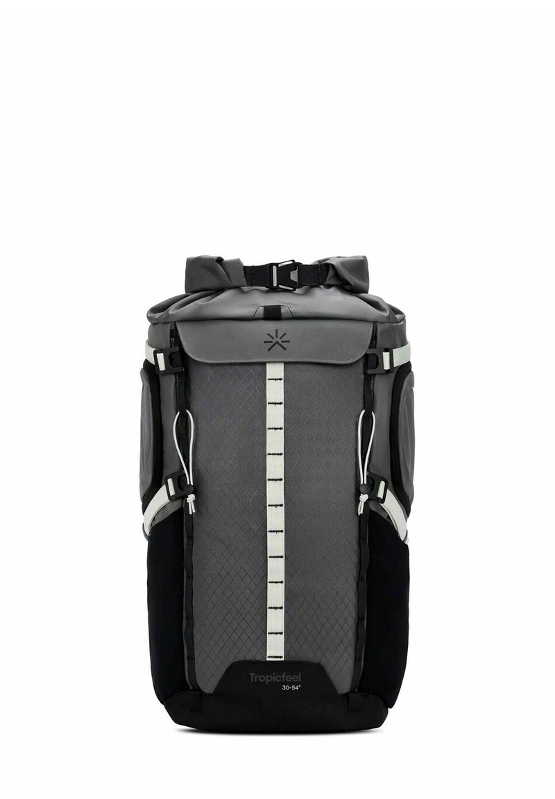 Zaino grigio con chiusura a rotolo, pannello frontale testurizzato, accenti neri, cinghie riflettenti e tasche laterali in rete regolabili.